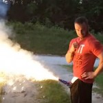 Ovaj bahati tip pravio se važan i zapalio vatromet između svojih nogu. Par sekundi kasnije debelo je ZAŽALIO! (VIDEO)